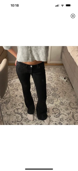 Zara jeans - Säljer mina jätte fina jeans från zara!💕 säljer då ja har många liknande, helt nya därav priset, slutsålda på hemsidan 