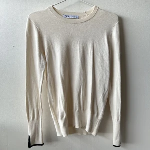 Zara tröja - Långärmad tröja från Zara med detaljer vid ärmarna. Storlek M men sitter mer som S.