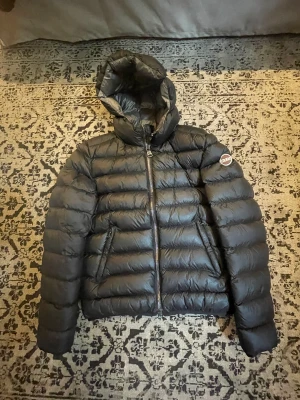 Colmar jacka  - Jätte fin colmar svart kollar jacka, den håller värmen fantastiskt då den är i din och är superfin. Den är i bra skick och har inga skråmor eller hål. Väldigt sparsamt använd. Den är i storlek 44 vilket motsvarar 36/38 i svensk storlek😆