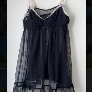 Nattlinne Victorias secret  - Nattlinne från Victorias secret. En gång använd och går inte att köpa mera Storlek M men känns mer som S Säljes pga har för stor kupa🤍  