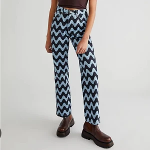 The ragged priest wavy jeans - Mycket eftertraktade wavy jeans från The Ragged Priest. Provade men helt oanvända i  förpackning. Waist: 28. Nypris 600, säljes för 340kr inklusive frakt! TTS, men fråga för mått!  Köptes till en tillställning men hittade något annat!