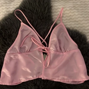 linnekjol & topp säljes!🩷 - Säljer en fin rosa topp från h&m, inte använd, storlek 40 (men liten i storleken, är närmare 36/38)! 🩷 Samt en linnekjol i storlek 40, som även den är liten i storleken, närmre 38🤍  toppen & kjolen kan köpas tillsammans för 300kr Annars 150kr/st🫶🏼🩷