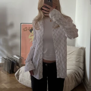 Skjorta  - Jättefin vit skjorta! 🤍 lite genomskinlig så tröja under kan behövas 