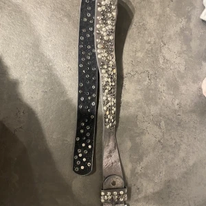 Vintage 2000s skärp med nitar - Superfint skärp som är köpt vintage men använt sparsamt. Skriv för mer info💕