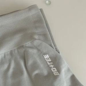 BO+TEE tights - Säljer mina BO+TEE tights som jag inte använder. De värkar inte sälja den färgen jag har längre vilket är beige/grå. Så de är insta samma färg som sista bilden från deras hemsida. Utan de ser ut som på de två första bilderna. Ordinariepris: 698kr. 