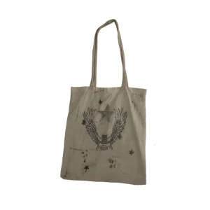 star totebag  - säljer min stjärn totebag som passar med allt. den har en liten hål som inte syns på framsidan av väskan som kan fixas, säljer den pågrund av att jag inte använder den så mycket, pris kan diskuteras.