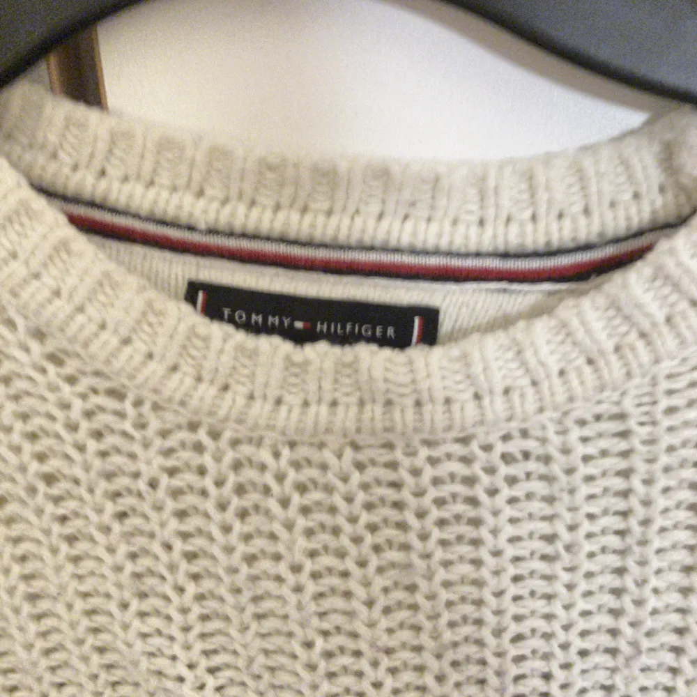 Jättefin stickad tröja från Tommy Hilfiger. Den påminner om den trendiga tröjan från Ralph Lauren.  Det står dessvärre ingen storlek i tröjan men den sitter bra på mig som vanligtvis har S.  Pris går att diskutera!! . Stickat.