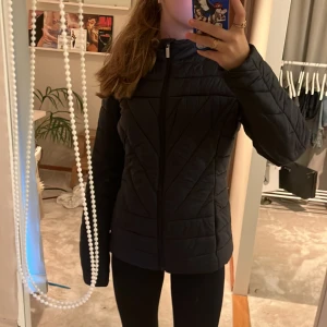 Tommy Hilfiger jacka 😍 - Säljer denna jackan från Tommy hilfiger ❤️ perfekt för höst och vinter då den är väldigt varm och skyddar bag för regn! Inga skador, ser nu ut. Perfekt för ridning 
