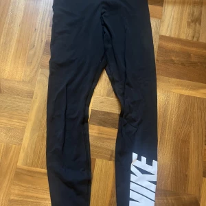 Nike tights  - Nike träningstights, väldigt gott skick  Bomull  S 