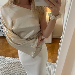 Topp gina  - Guldig one shoulder topp från gina, fint skick. Använd 1 gång  Storlek 36, normal i storleken 💟