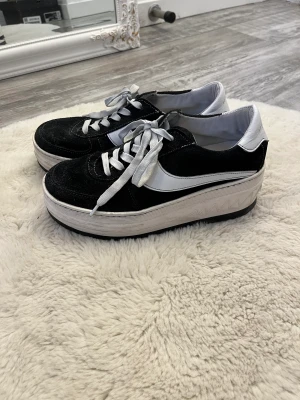 Platå skor, Sixtyseven - Storlek: 38 Skick: Använda fast väl omhändertagna, tvättar av dom en extra gång innan dem skickas. Model: Platå skor/sneakers  Färg: Svart vita Passar till det mesta, perfekt om man vill ha lite längd💕☺️