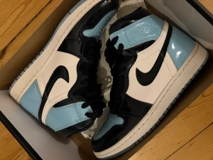 Air Jordan 1  - Air Jordan 1 Blue Chill, storlek 38,5. Säljer mina favoriter nu, kommer inte till användning längre. Använda några gånger men i jättefint skick fortfarande. Skickar med kartongen. Köpta på Vestiaire Collective.