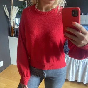 Stickad tröja - En röd stickad tröja från Monki. Knappt använd. Jättefin och mysig! Använder inte längre💘