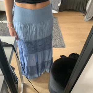 Långkjol - Säljer min långkjol som är köpt på en marknad i Spanien nu i somras. Som referens är jag 165 cm