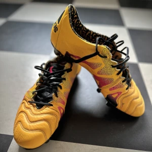 Fotbollsskor Adidas elites strl 42 - Fotbollsskor Adidas. Stl 42. Nypris 2990kr. Fint skick. Använda 1 gång.   Skriv vid fler frågor eller funderingar✍🏼