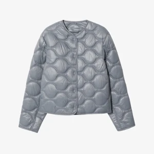 Mango jacka - Aldrig använd, toppen skick! Liten i storleken så skulle säga att den passar som en s/m💓slutsåld på hemsidan! Är även öppen för byten mot en likadan eller i annan färg storlek s/m