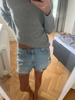 Jeans shorts - Säljer dessa super snygga blå jeans shortsen. Änvända 2 gånger, säljer för att de inte kommer till användning. Storlek 164cm (13-14). Köptes runt 1 år sedan för ungefär 300kr. Säljer för 100kr, pris går att diskuteras. 