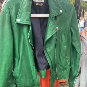 Skinnjacka - Grön skinnjacka i gott skick