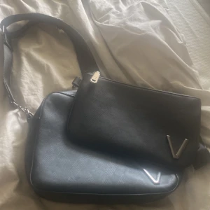 VALENTINO VÄSKA *exklusiv* - Säljer denna fina väska som är inköpt i valentino butiken i Milano. 