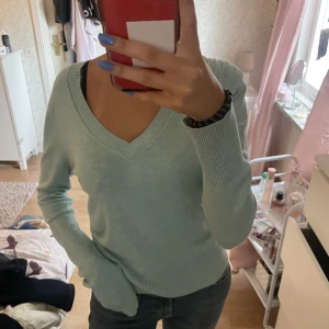 Blå tröja - Säljer denna då den aldrig kommer till användning. Stor ingen storlek men skulle söga S som även passar en M