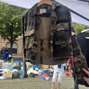 Jacka - Croppad militärjacka, använd få gånger