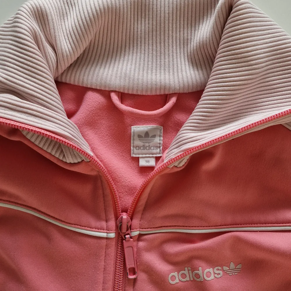 Sjukt fin rosa adidas kofta💗 står 38 på lappen men passar bra på mig som har xs-s . Tröjor & Koftor.