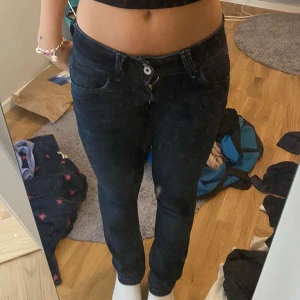 Pepe jeans - INTRESSEKOLL!! Jättefina mörkblåa jeans från pepe jeans! Använda några gånger men inget som märks, skriv för frågor!, tryck gärna på ”köp nu”