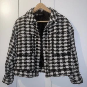 Jacka - Jag säljer min zara jacka. den är ny och aldrig använd. perfekt för vår och höst.