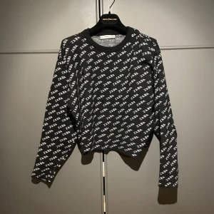 Stickad zara tröja - Stickat tröja med zara logga 🖤😍 Storlek: S