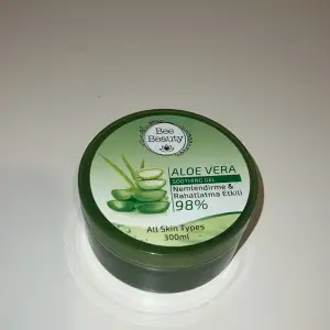 En återfuktande och lugnande kroppsgele av Aloe Vera som doftar super fräscht. Kanske använd 1 gång? 300 ml. Man får en fin ”glow”. För alla hudtyper.