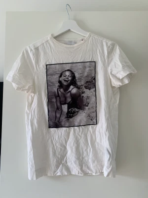 Limitato tshirt - Storlek xs, använd fåtal gånger. Kan gå ner i pris vid snabb affär. Köparen står för frakten 