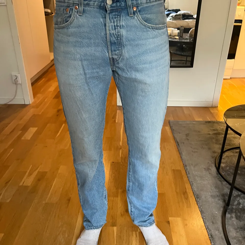 Ett par fräscha 501 jeans med storlek W31 L32. Ny pris 1200 kr . Jeans & Byxor.