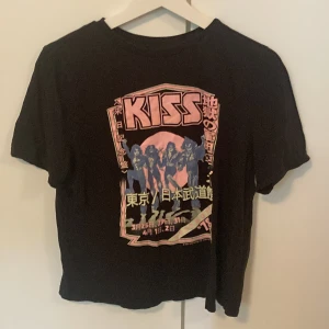 Kiss T-shirt  - T-shirt från hm. Använd. Ingen skada, ok skick. 