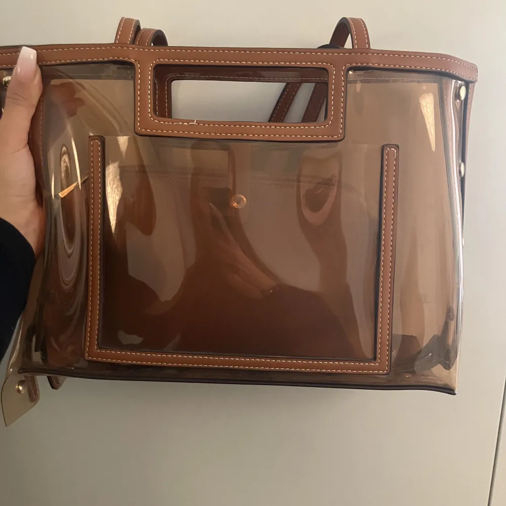 säljer den här super söta handväskan som är perfekt nu till skolstarten! Den är rymlig men samtidigt jätte fin och är helt oanvänd! Finns inte att köpa längre. Skriv för frågor!💓 nypris: 450kr. Väskor.