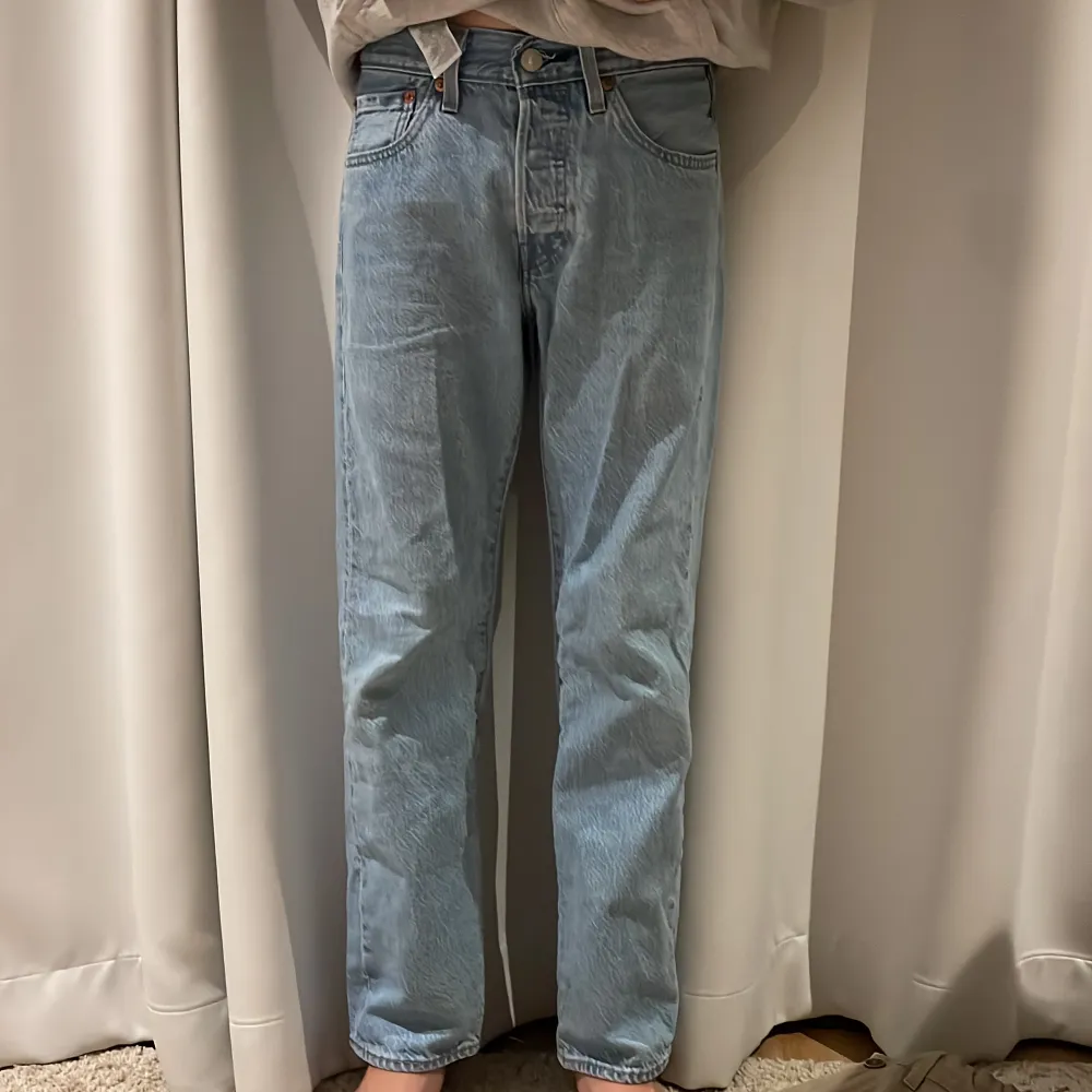 Levi’s jeans i modellen 501. Köpta för 1099kr, använda flertal gånger men inte synligt slitna.. Jeans & Byxor.