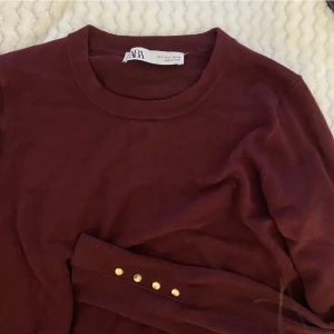 Zara tröja  - Vinröd tröja från zara med fina guld detaljer. Fint skick❤️