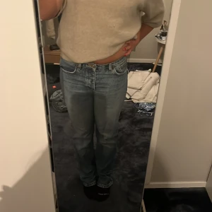 Zara jeans  - Säljer dessa slutsålda jeans från zara❤️❤️