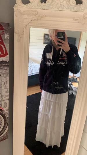 Vit lång kjol - Jag säljer denna fina långkjol då jag aldrig andvänt den!