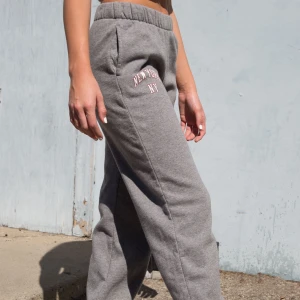 brandy melville mjukisbyxor - säljer ett par mjukisbyxor från brandy, dom är knappt använda då dom är för långa på mig som är 162cm. dock går det att vika upp byxorna, så som jag gjort! midjemåttet är 61cm men är mycket ”stretchbart”, innerbenslängden är 72cm 🫶🏼 nypris: 417kr