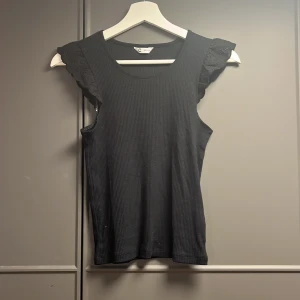 Söt topp - Supersöt topp/linne! Den är ribbad och använd väldigt få gånger så den är i princip i nyskick.