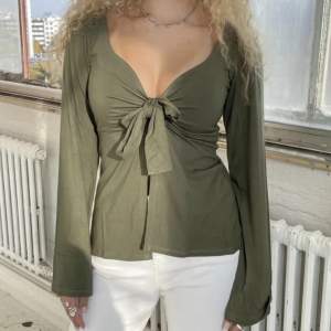 Grön maddy topp/blouse från design by si 💚 Säljs då den inte används, fint skick då den knappt är använd 🫶🏻 Använd köp-nu! många intresserade = bud