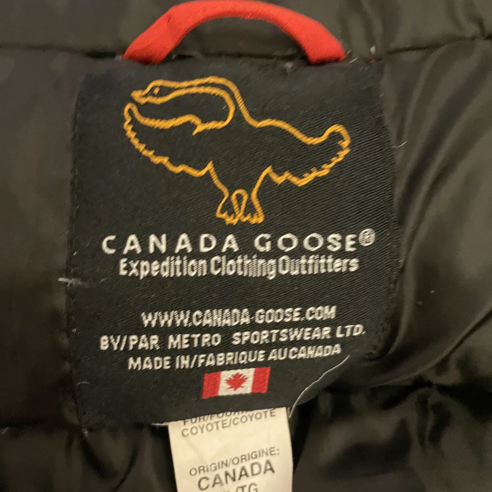 säljer min canada goose väst som är använd några gånger.  storlek XL men passar M   800 eller bud. Jackor.