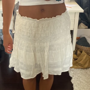 Zara kjol - Vit/beige kjol från zara, använd men i gott skick. Har klippt bort lappen men kjolen ska vara i storlek XS, jag är en S för referens.