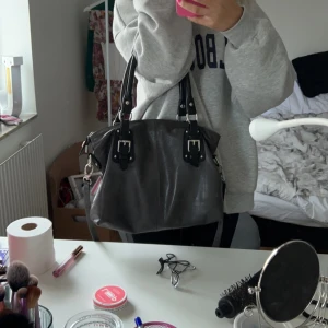 väska - Skit snygg, bra skick, den har två stora fack och är både rymlig och skit snygg! Den tar både korta och ett långt band. Köp direkt för 400