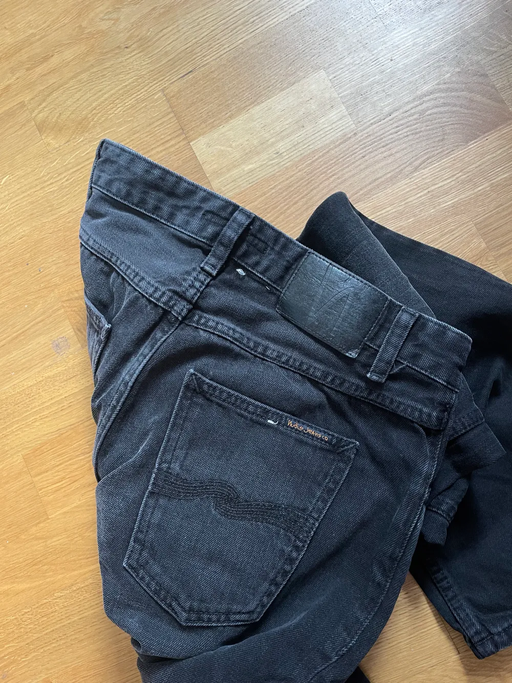 Black pants. Jeans & Byxor.