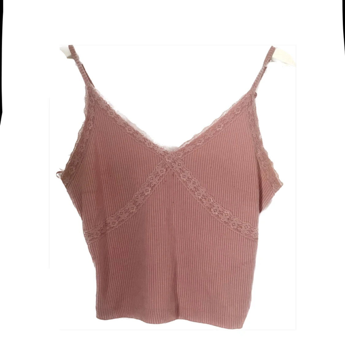 Ljusrosa linne med spetsdetaljer från bikbok