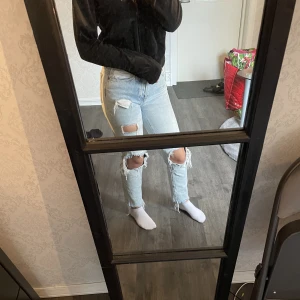 Jeans  - Ljusblåa jeans från H&M i storlek 34. Använda men fortfarande väldigt bra skick.