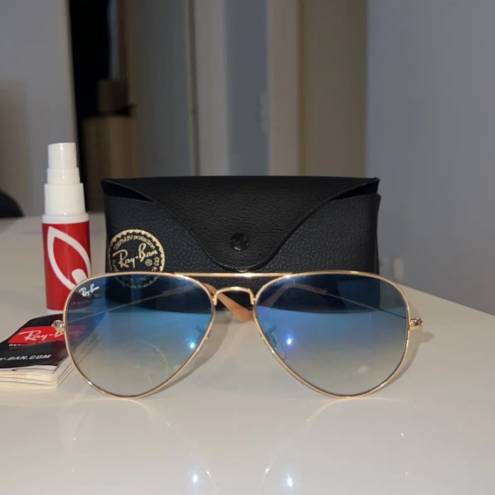 Unika Ray-Bans i nyskick! Knappt använda och fodral tillkommer. Köpta från Lensway för 1 år sedan. Vid köp av flera kan paketpris diskuteras. Nypris är 1490kr. . Accessoarer.