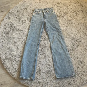 Jeans - Säljer dom här skit snygga flared jeansen från weekday! Dom är aldrig använda och modellen heter glow😍❤️säljer endast pga. att de inte kommit till användning! skriv privat för fler bilder och frågor, nypris: ca 600kr