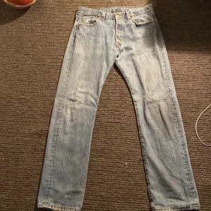 Levis 501 - Det här är ett par Levis 501 som jag inte använder längre för dom är stora som jag använde när körde skateboard. Storlek 34l 34w. Pris kan diskuteras 